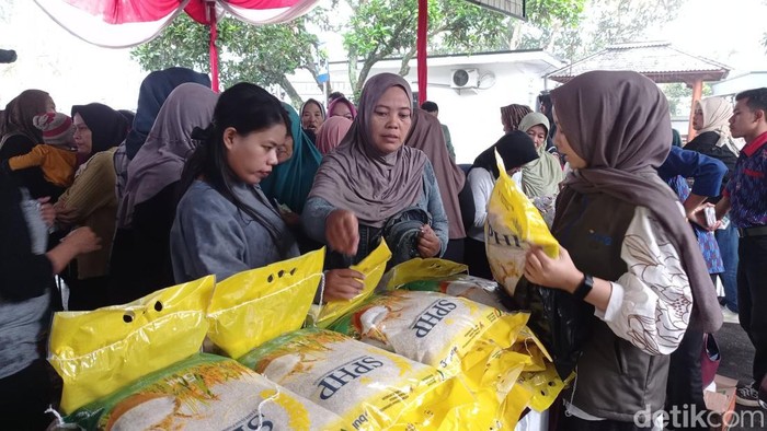Suasana pasar murah di halaman kantor Kejari Kota Tasikmalaya.