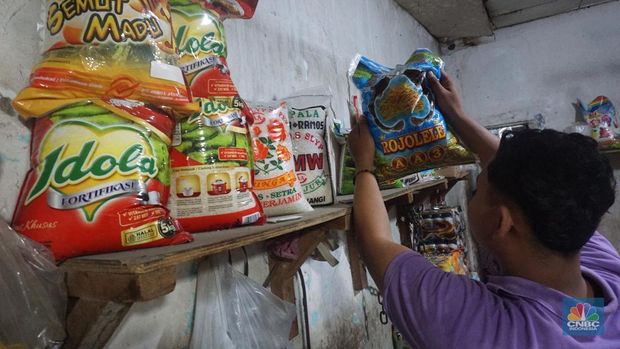 Suasana pedagang beras eceran pada salah satu warung di kawasan Jati Padang, Jakarta, Selasa (12/8/2025). (CNBC Indonesia/Muhammad Sabki)
