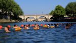 Sungai Seine Diserbu Warga Saat Suhu Paris Memuncak