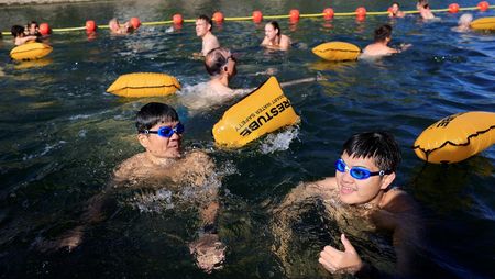Sungai Seine Diserbu Warga Saat Suhu Paris Memuncak