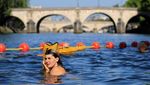 Sungai Seine Diserbu Warga Saat Suhu Paris Memuncak