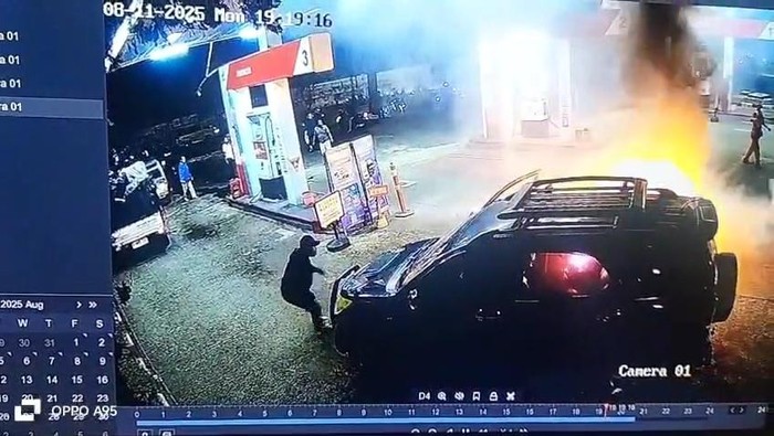 Tangkapan layar CCTV mobil terbakar di SPBU Nambo