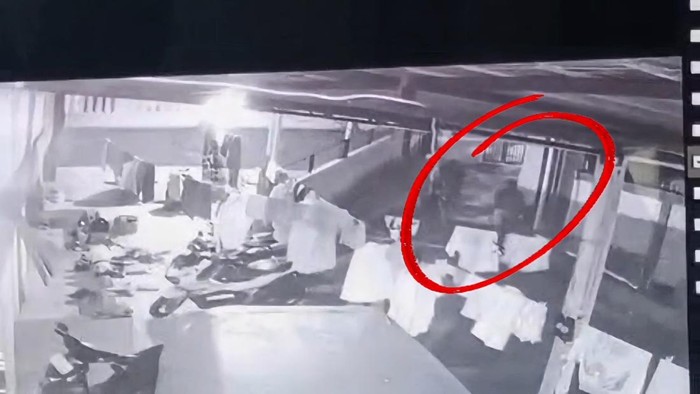 Tangkapan layar saat pelaku pencurian menggondol tiga motor dari posko mahasiswa KKN