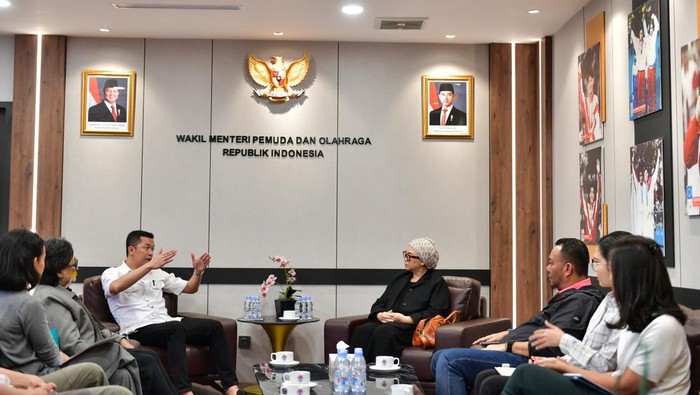 Wakil Menpora Taufik Hidayat menerima audiensi Ketua Umum Federasi Gimnastik Indonesia (FGI) Ita Yuliati di Kantor Kemenpora.