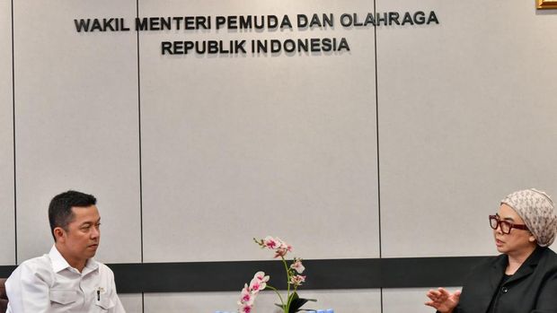 Wakil Menpora Taufik Hidayat menerima audiensi Ketua Umum Federasi Gimnastik Indonesia (FGI) Ita Yuliati di Kantor Kemenpora.