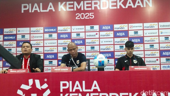 Pelatih Timnas Indonesia U-17 Nova Arianto memberikan keterangan pers usai laga di Piala Kemerdekaan di Stadion Utama Sumatera Utara