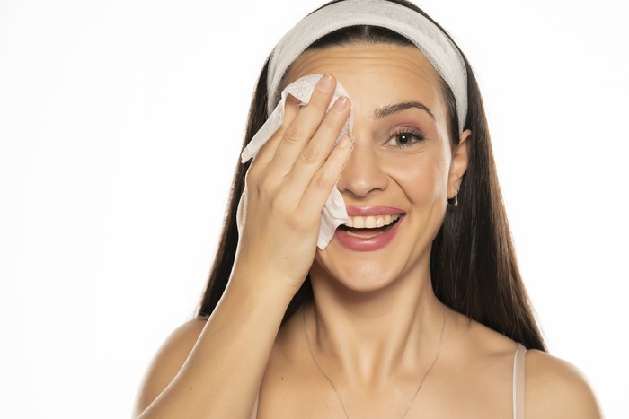 Tisu Basah untuk Membersihkan Makeup