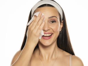 Cara Menghapus Makeup yang Benar Tanpa Merusak Skin Barrier