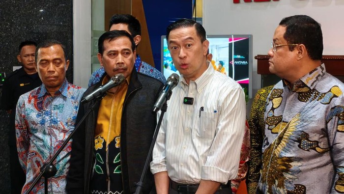 Tom Lembong (kedua dari kanan) saat berada di Ombudsman (Kurniawan/detikcom)