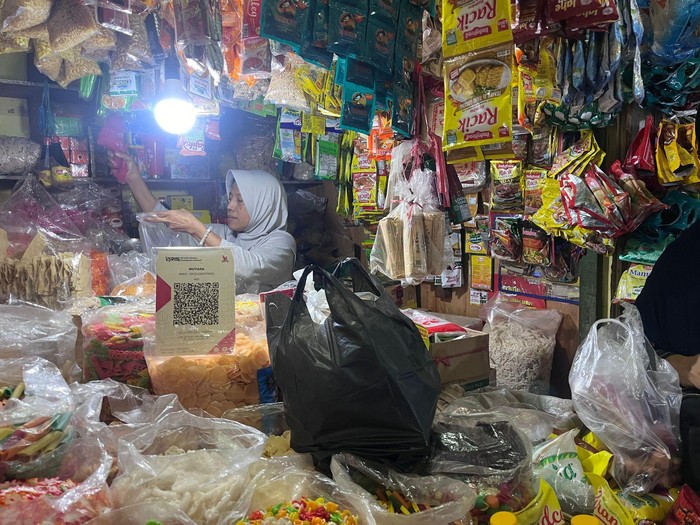 Transaksi QRIS di pasar tradisional.