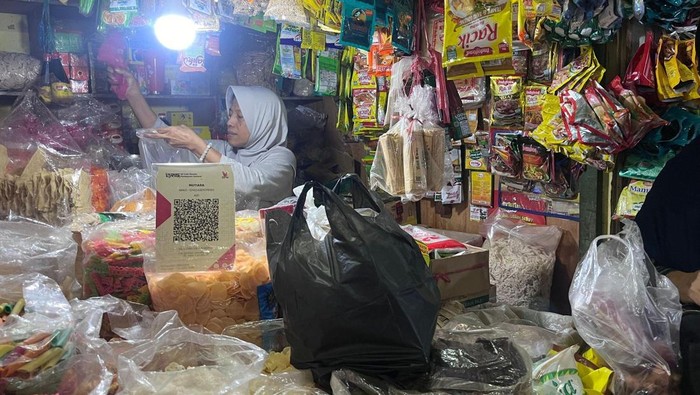 Transaksi QRIS di pasar tradisional.