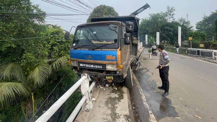 Truk nyaris terjun ke sungai di Bogor (dok. Istimewa)