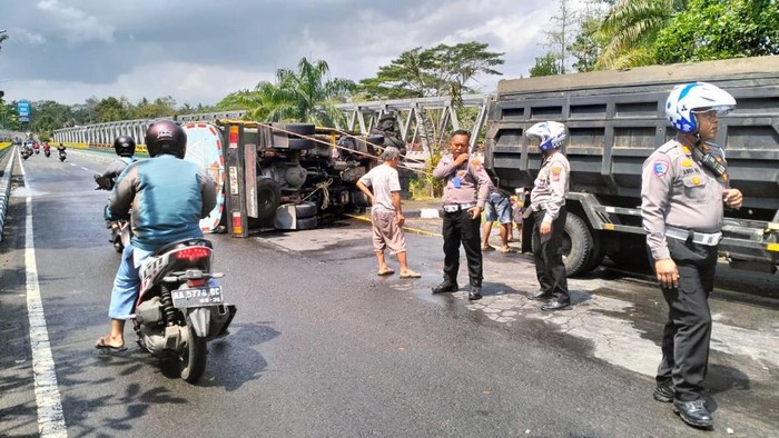 Kondisi truk tangki yang terguling di sekitar Jembatan Bantar, Sentolo, Kulon Progo, Selasa (12/8/2025).