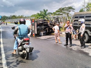Truk Tangki Air Terguling di Jembatan Bantar Kulon Progo