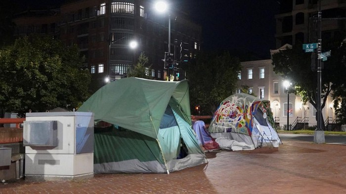 Trump Mau Pindahkan Tunawisma Jauh dari Pusat Ibu Kota AS A general view of a homeless encampment at Washington Circle, on Pennsylvania Avenue in Washington, D.C., U.S., August 11, 2025. REUTERS/Ken Cedeno