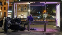 Seorang tunawisma duduk di halte bus di Dupont Circle, Washington, D.C., Senin (11/8/2025). Pemerintah pusat menyebut kebijakan tersebut bertujuan mengurangi kamp tunawisma di area publik Washington. REUTERS/Ken Cedeno