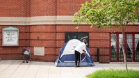 Tenda-tenda tunawisma berdiri di depan Gereja Presbiterian New York Avenue, Washington, D.C., Senin (11/8/2025). Gereja ini sering memberi bantuan makanan, namun kini lokasinya termasuk area yang akan terdampak rencana relokasi. REUTERS/Ken Cedeno