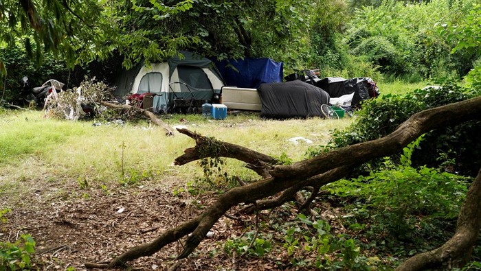 Trump Mau Pindahkan Tunawisma Jauh dari Pusat Ibu Kota AS A general view of a homeless encampment at Washington Circle, on Pennsylvania Avenue in Washington, D.C., U.S., August 11, 2025. REUTERS/Ken Cedeno