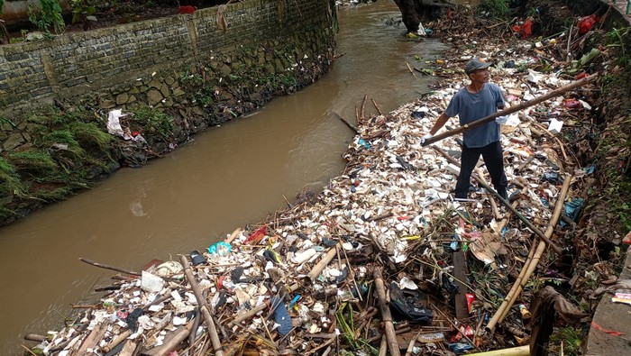 Tumpukan sampah bikin sungai di Bogor menyempit (Rizky/detikcom)