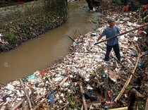 Jorok! Sampah Numpuk Bikin Sungai di Bojonggede Bogor Menyempit
