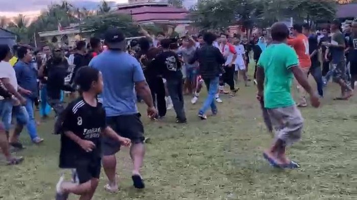 Turnamen sepakbola HUT RI di Mamuju berakhir ricuh.