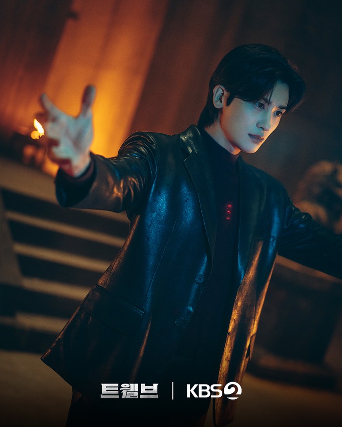 Park Hyung Sik di drama Korea Twelve.