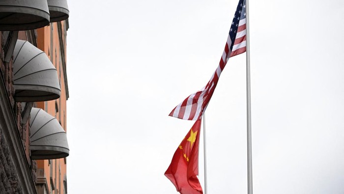 A U.S. and Chinese flag flutter outside Swedens government offices 