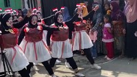 Viral Emak-emak Lomba Gerak Jalan 17 Agustus Pakai Kostum dari Plastik