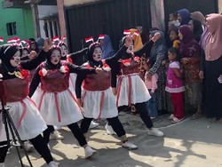 Viral Emak-emak Lomba Gerak Jalan 17 Agustus Pakai Kostum dari Plastik