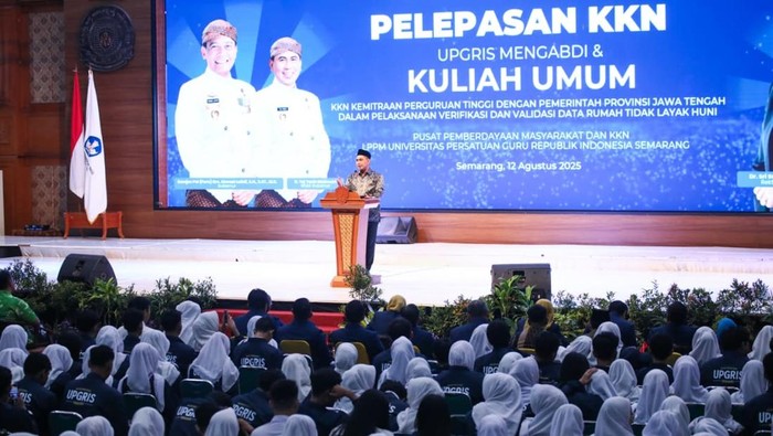 Wagup Jateng, Taj Yasin Maimoen, saat melepas mahasiswa KKN tematik UPGRIS di Semarang.
