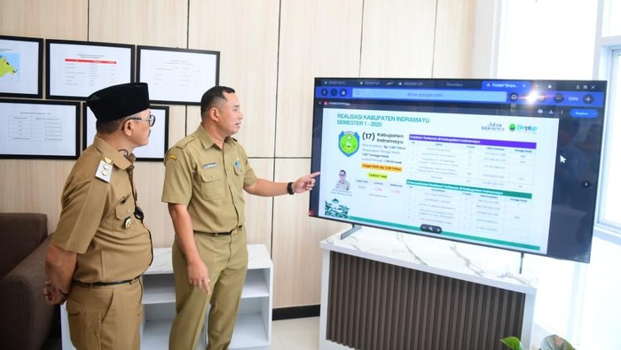 Wakil Bupati Indramayu Syaefudin saat meninjau Mal Pelayanan Publik (MPP) dan Dinas Penanaman Modal dan Pelayanan Terpadu Satu Pintu (DPMPTSP), Senin (11/8/2025).