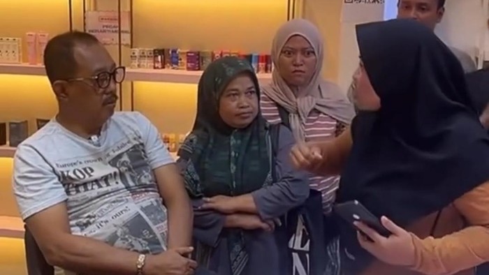 Wakil Wali Kota Surabaya Armuji saat mediasi emak-emak dan pemilik toko