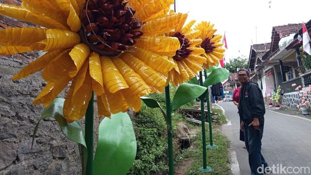 Warga Dusun Ngletoh, Desa Payaman, Kecamatan Secang, Kabupaten Magelang memanfaatkan limbah plastik dihias menjadi bunga untuk menyemarakkan HUT ke-80 Kemerdekaan RI, Selasa (12/8/2025).