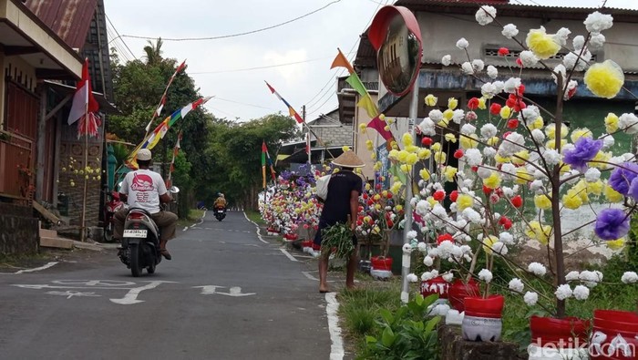Warga Dusun Ngletoh, Desa Payaman, Kecamatan Secang, Kabupaten Magelang memanfaatkan limbah plastik dihias menjadi bunga untuk menyemarakkan HUT ke-80 Kemerdekaan RI, Selasa (12/8/2025).