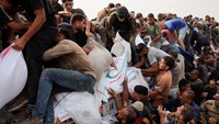 Upaya bantuan kemanusiaan masih sangat tidak memadai. Meskipun Israel telah mengizinkan pengiriman udara terbatas dan beberapa konvoi bantuan, bantuan yang masuk ke Gaza masih belum mencukupi, menurut Kantor PBB untuk Koordinasi Urusan Kemanusiaan. Jumlah korban tewas warga Palestina di Jalur Gaza akibat serangan Israel telah meningkat menjadi 61.499, dengan 153.575 lainnya terluka sejak 7 Oktober 2023, menurut otoritas kesehatan Gaza dalam sebuah pernyataan pada hari Senin. Foto: REUTERS/Hatem Khaled