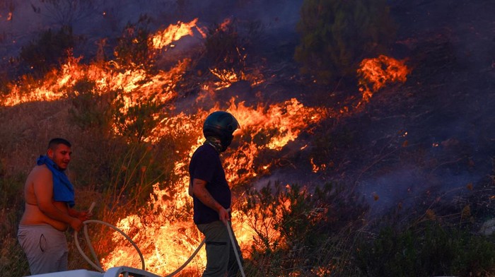 Warga Turki Berjuang Padamkan Kebakaran Hutan di Canakkale Warga Canakkale, Turki, berjuang memadamkan kebakaran hutan yang meluas. Angin kencang dan suhu tinggi mempersulit upaya pemadaman.