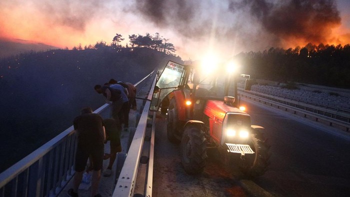 Warga Turki Berjuang Padamkan Kebakaran Hutan di Canakkale Warga Canakkale, Turki, berjuang memadamkan kebakaran hutan yang meluas. Angin kencang dan suhu tinggi mempersulit upaya pemadaman.