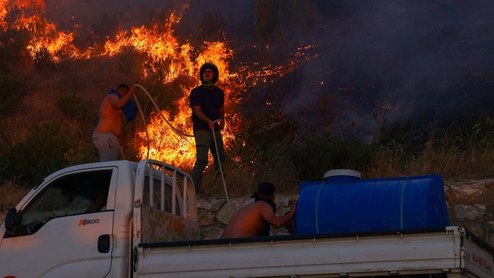 Warga Turki Berjuang Padamkan Kebakaran Hutan di Canakkale Warga Canakkale, Turki, berjuang memadamkan kebakaran hutan yang meluas. Angin kencang dan suhu tinggi mempersulit upaya pemadaman.