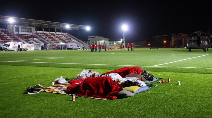 Warga Turki Pilih Tidur di Stadion Pasca Gempa People sleep at a stadium after an earthquake in Sindirgi in the western Balikesir province, Turkey, August 11, 2025. REUTERS/Efekan Akyuz