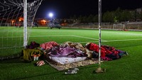 Stadion setempat dijadikan lokasi penampungan darurat. Warga tidur beralaskan tikar dan selimut di bawah pengawasan petugas setempat. REUTERS/Efekan Akyuz