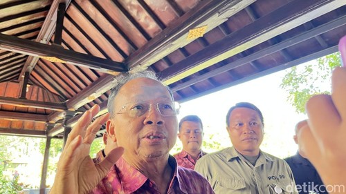 Gubernur Bali Wayan Koster saat ditemui awak media di Kantor Gubernur Bali, Selasa (12/8/2025). (Rizki Setyo Samudero).