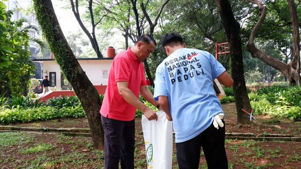 15 Klien permasyarakatan Jakpus melaksanakan Aksi Sosial 'Gerakan Nasional Pemasyarakatan melalui Balai Pemasyarakatan Peduli Tahun 2025' yang digelar di Taman Sumenep, Menteng, Jakarta Pusat, Rabu (13/8/2025).