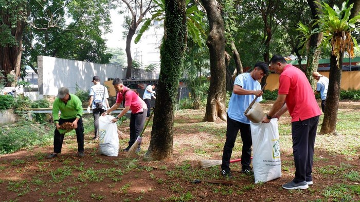 15 Klien permasyarakatan Jakpus melaksanakan Aksi Sosial Gerakan Nasional Pemasyarakatan melalui Balai Pemasyarakatan Peduli Tahun 2025 yang digelar di Taman Sumenep, Menteng, Jakarta Pusat, Rabu (13/8/2025).