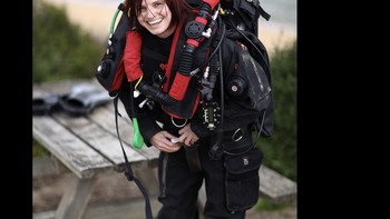 Agnes Milowka adalah penjelajah gua bawah air yang diakui secara internasional. Ia menjelajahi alam terdalam dari sistem gua yang sebelumnya tak terjamah di Australia. Sayang, hidup Milowka singkat. Di usia 29 tahun, saat menjelajahi terowongan bawah laut yang sempit di Gua Tank, Australia, ia kehabisan napas dan meninggal. Meskipun akhir kisahnya mengerikan, prestasi Milowka diakui. Sebuah beasiswa untuk siswa sains dan studi kelautan di sekolah-sekolah kurang mampu didirikan atas namanya pada tahun 2011, dan beberapa fitur geologi di seluruh Australia juga dinamai menurut nama penjelajah tersebut. Foto: Wikipedia