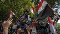 Massa aksi membawa bendera merah putih dan atribut aksi lainnya. Sudewo dinilai arogan dan sejumlah kebijakannya tidak pro ke masyarakat.  Foto: ANTARA FOTO/Aji Styawan