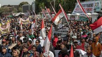 Massa yang tergabung dalam Aliansi Masyarakat Pati Bersatu berunjuk rasa di depan Kantor Bupati Pati, Kabupaten Pati, Jawa Tengah, Rabu (13/8/2025). Foto: ANTARA FOTO/Aji Styawan