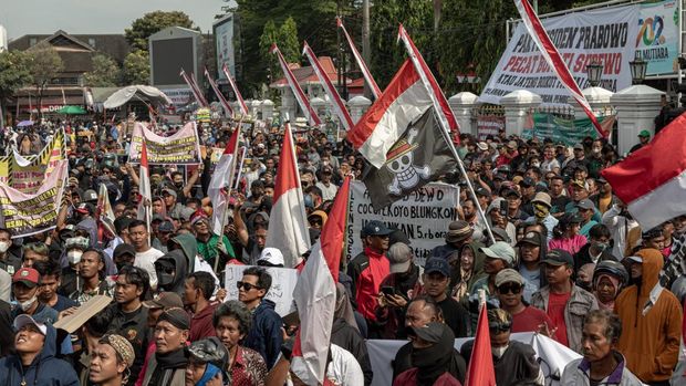 Massa yang tergabung dalam Aliansi Masyarakat Pati Bersatu berunjuk rasa di depan Kantor Bupati Pati, Kabupaten Pati, Jawa Tengah, Rabu (13/8/2025). Dalam unjuk rasa yang dihadiri sekitar 100 ribu warga itu menuntut Bupati Pati Sudewo agar mundur dari jabatannya karena dinilai arogan dan sejumlah kebijakannya tidak pro ke masyarakat. ANTARA FOTO/Aji Styawan/tom.