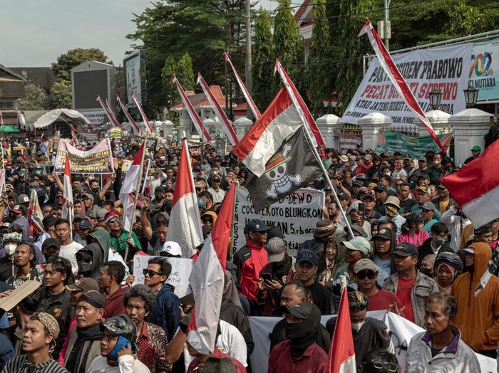 Massa yang tergabung dalam Aliansi Masyarakat Pati Bersatu berunjuk rasa di depan Kantor Bupati Pati, Kabupaten Pati, Jawa Tengah, Rabu (13/8/2025). Dalam unjuk rasa yang dihadiri sekitar 100 ribu warga itu menuntut Bupati Pati Sudewo agar mundur dari jabatannya karena dinilai arogan dan sejumlah kebijakannya tidak pro ke masyarakat. ANTARA FOTO/Aji Styawan/tom.