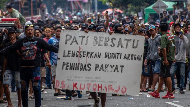 Massa yang tergabung dalam Aliansi Masyarakat Pati Bersatu berunjuk rasa di depan Kantor Bupati Pati, Kabupaten Pati, Jawa Tengah, Rabu (13/8/2025). Dalam unjuk rasa yang dihadiri sekitar 100 ribu warga itu menuntut Bupati Pati Sudewo agar mundur dari jabatannya karena dinilai arogan dan sejumlah kebijakannya tidak pro ke masyarakat. ANTARA FOTO/Aji Styawan/tom.