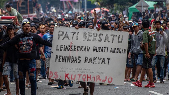 Aksi Ribuan Warga Pati Tuntut Bupati Sudewo Mundur Massa yang tergabung dalam Aliansi Masyarakat Pati Bersatu berunjuk rasa di depan Kantor Bupati Pati, Kabupaten Pati, Jawa Tengah, Rabu (13/8/2025). Dalam unjuk rasa yang dihadiri sekitar 100 ribu warga itu menuntut Bupati Pati Sudewo agar mundur dari jabatannya karena dinilai arogan dan sejumlah kebijakannya tidak pro ke masyarakat. ANTARA FOTO/Aji Styawan/tom.